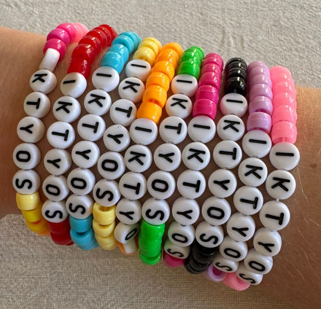 Våra pärlade armband, finns i olika färger